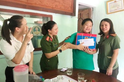 Lan tỏa nghĩa cử nhân văn