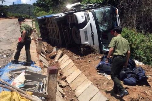 Xe chở đội bóng đá trẻ Quảng Nam gặp nạn trên đèo Viôlắc, 4 người thương vong