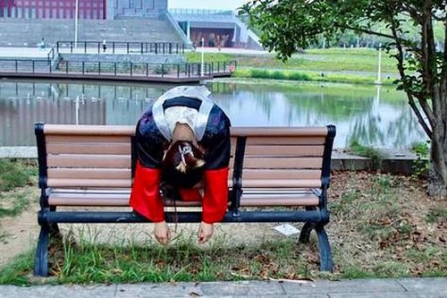 Trào lưu chụp ảnh tốt nghiệp kỳ lạ phản ánh tình trạng thất nghiệp của lao động trẻ Trung Quốc?