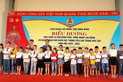 Ninh Bình: Khen thưởng 256 con đoàn viên, công nhân lao động có hoàn cảnh khó khăn, học giỏi