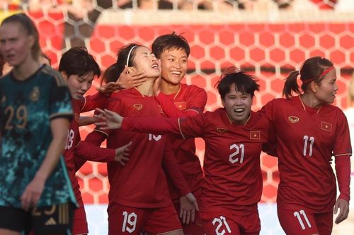 Xem Thanh Nhã chạy xé gió, sút tung lưới thủ môn đẳng cấp top 5 thế giới