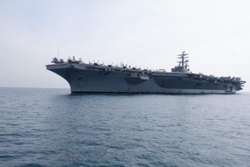 Tàu sân bay Mỹ USS Ronald Reagan cập cảng Đà Nẵng