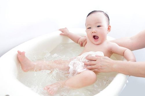 Thời điểm thích hợp dừng việc tắm cho trẻ