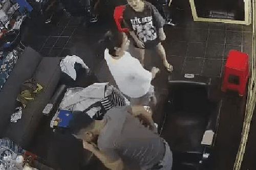 Người đàn ông đi ô tô 'cầm nhầm' điện thoại của nhân viên cửa hàng cắt tóc