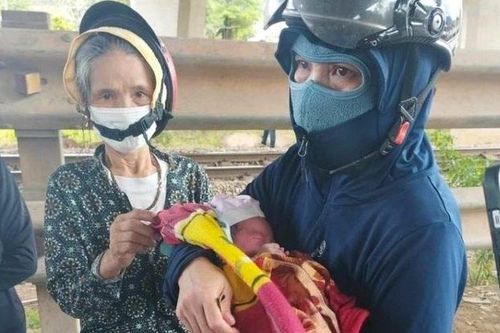 Bé trai sơ sinh bị bỏ rơi dưới gầm cầu