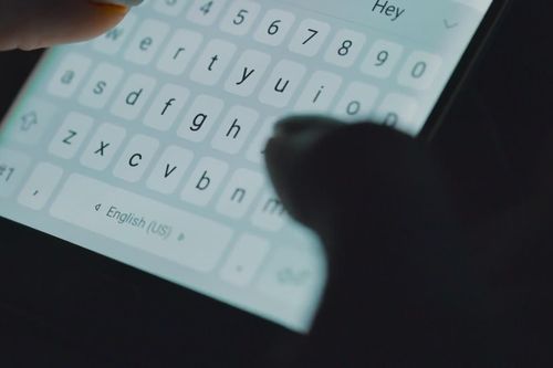 Người phụ nữ Mỹ mất toàn bộ tiền tiết kiệm vì bạn trai trên Tinder