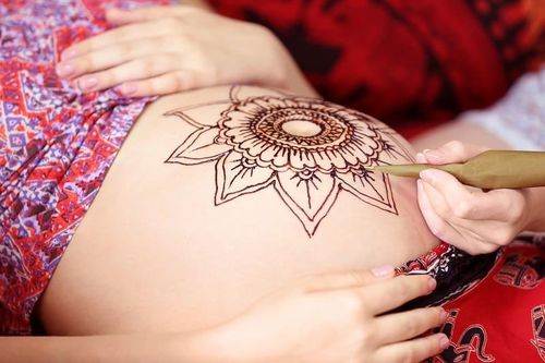Phụ nữ mang thai có được xăm hình không?
