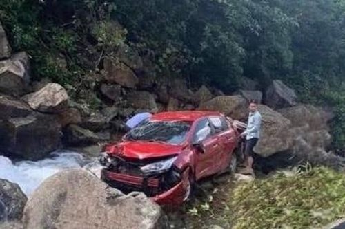 Ôtô lao xuống khe suối khi vào khu du lịch cầu kính Rồng Mây