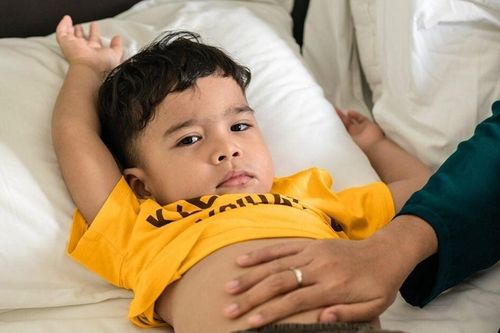 Cách cha mẹ đối phó với cơn đau bụng của con