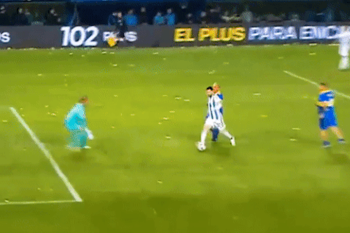 Messi rê bóng qua thủ môn để ghi bàn