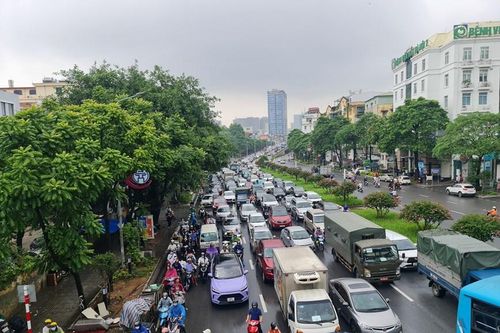 Hà Nội: Người dân chật vật đi làm dưới mưa sáng đầu tuần