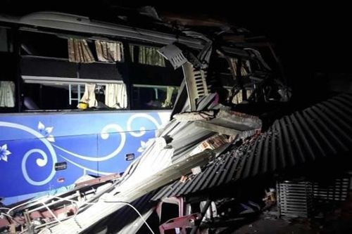Xe khách giường nằm tông sập nhà dân trong đêm, 4 người thương vong