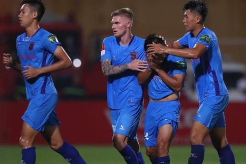 Sau 9 năm bị cấm thi đấu, cựu tuyển thủ Việt Nam ghi bàn đầu tiên ở V-League, bật khóc nức nở vì quá xúc động