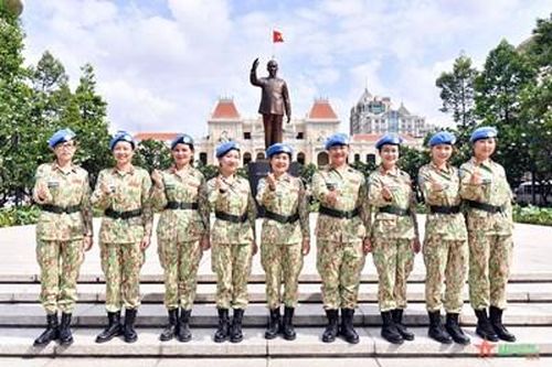 Nữ quân nhân 'mũ nồi xanh' tự tin, sẵn sàng lên đường