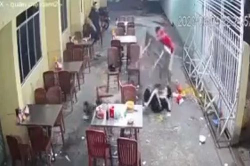Phạt người đàn ông đánh dã man người phụ nữ tại quán ăn ở Cà Mau