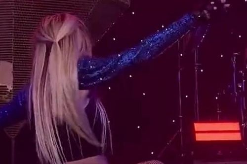 Nữ ca sĩ bị... tát khi đang diễn, phản ứng khiến fan thán phục