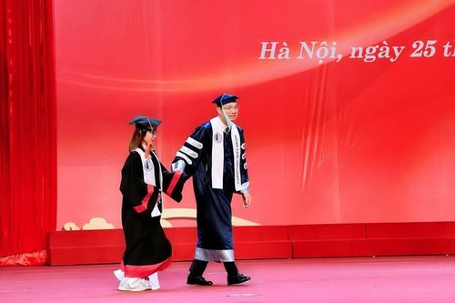 Hiệu trưởng dắt tay nữ sinh mắc bại não nhận bằng tốt nghiệp