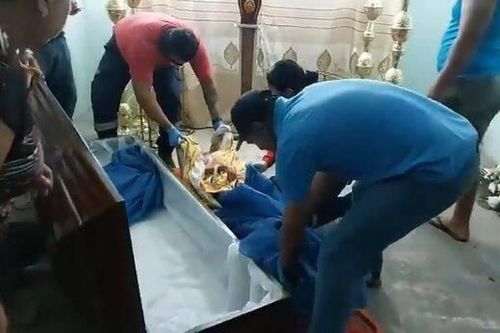 Cụ bà bị tuyên bố qua đời, bỗng 'sống lại' gõ quan tài
