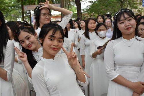 Điểm học bạ đẹp nên mừng hay lo?