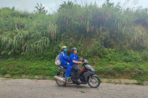 Video địa phương, thầy cô làm cầu tạm đón thí sinh vùng lũ đi thi