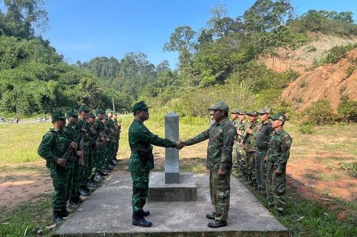 Thắt chặt tình đoàn kết quân dân hai bên biên giới Việt Nam - Lào