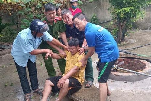 Giải cứu thợ nạo vét bị ngạt dưới giếng sâu