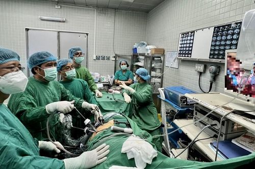 Lần đầu tiên Việt Nam điều trị bệnh nhân ung thư thận bằng nội soi kinh điển