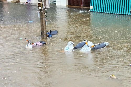 Mưa lớn kéo dài, nhiều nơi ngập úng