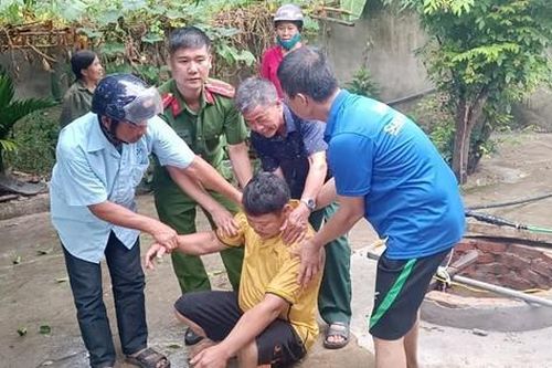 Thợ đào giếng bị ngạt khí ngất xỉu dưới giếng sâu 13m