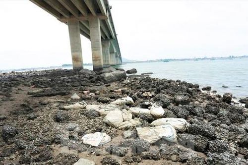 Đất đá, bê tông bị 'bỏ quên' gần 10 năm dưới chân cầu ở Hà Tĩnh