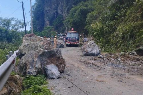 Kinh hãi hàng tấn đá tảng rơi xuống quốc lộ ở Cao Bằng