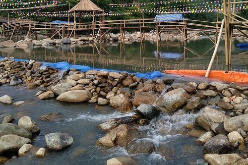Ngang nhiên chiếm dụng lòng suối để kinh doanh dù bị xử phạt nhiều lần