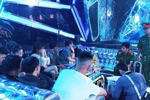 Phát hiện hàng chục dân chơi 'dính' ma túy ở bar Dahlia