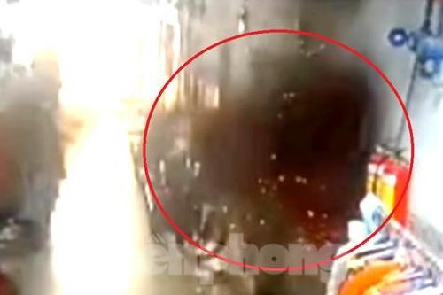 CLIP: Kinh hoàng cục sạc dự phòng và điện thoại nổ làm rung chuyển khu trọ