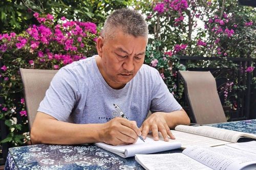 Trung Quốc: Tỉ phú 56 tuổi 27 lần thi trượt đại học