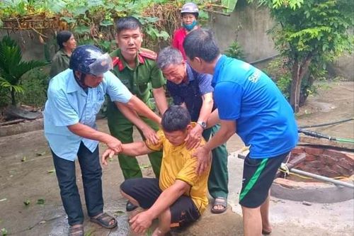 Cứu sống người đàn ông bị ngất xỉu dưới giếng