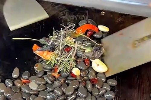 Đá cuội xào gia vị - món ăn gây sốt ở Trung Quốc