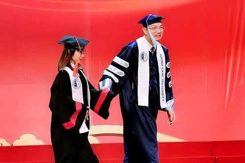 Khoảnh khắc thầy hiệu trưởng dắt tay nữ sinh bị bại não lên nhận bằng đại học