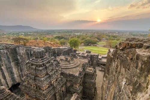 Thăm ngôi đền đồ sộ tạc trên đá, tương truyền do người ngoài hành tinh xây dựng