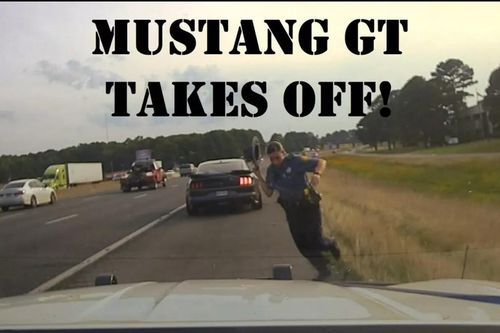Tài xế Ford Mustang giở trò láu cá khiến xe cảnh sát 'hít khói'