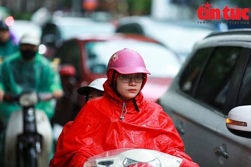 Người dân Thủ đô chật vật đi làm trong mưa lớn sáng đầu tuần