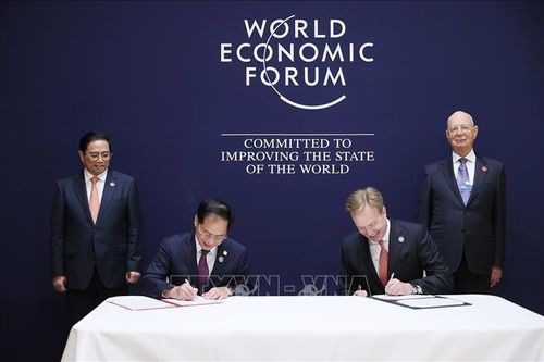 Thủ tướng Phạm Minh Chính gặp Chủ tịch điều hành WEF