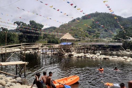 Bị xử phạt nhiều lần vẫn 'chây ì' ngăn suối, dựng chòi để kinh doanh