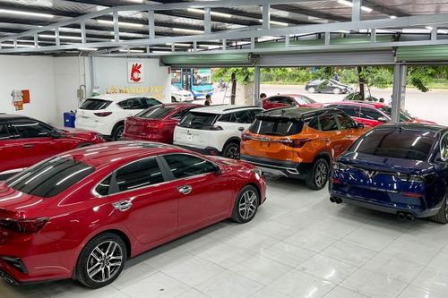 Giá ôtô mới liên tiếp giảm, dân buôn xe cũ khóc ròng
