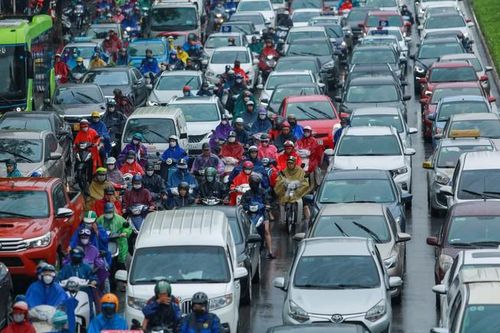 Mưa lớn kéo dài, người Hà Nội chật vật đến công sở trong sáng đầu tuần