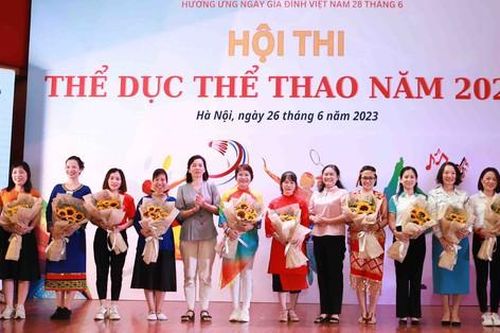 Gần 200 công đoàn viên Cơ quan TƯ Hội LHPN Việt Nam tranh tài dân vũ và cầu lông