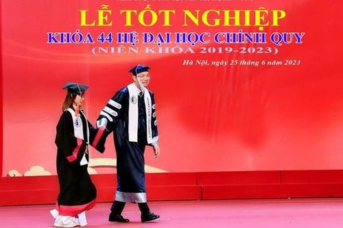 Mẹ của nữ sinh bại não được hiệu trưởng đại học Luật dắt lên nhận bằng: Nước mắt tôi trực trào ra