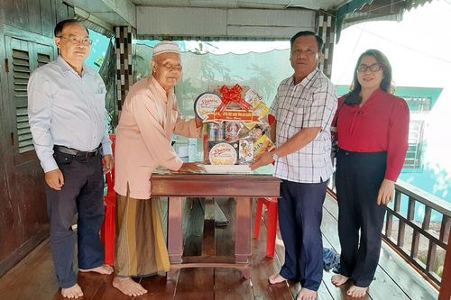UBMTTQVN tỉnh An Giang thăm, chúc mừng Tết Roya Haji