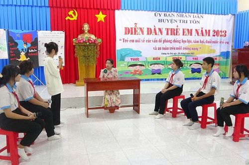 Lãnh đạo huyện Tri Tôn lắng nghe trẻ em nói