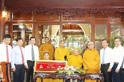 Bí thư Tỉnh ủy Nguyễn Hồng Lĩnh chúc mừng khánh thọ bách tuế Hòa thượng Thích Thanh Từ